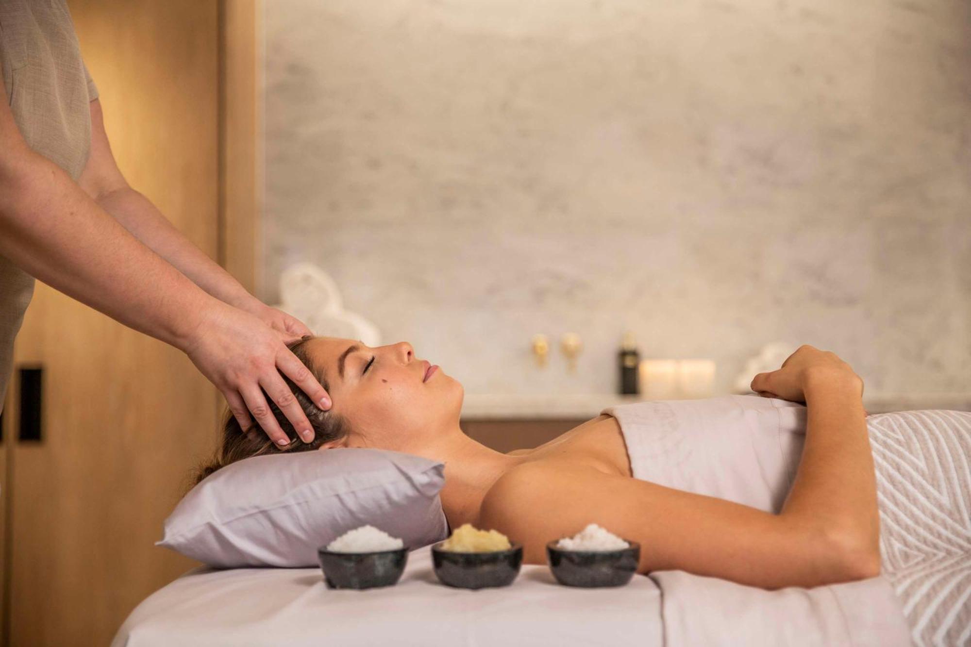 Отель Park Hyatt Окленд Экстерьер фото A woman receiving a hot stone massage