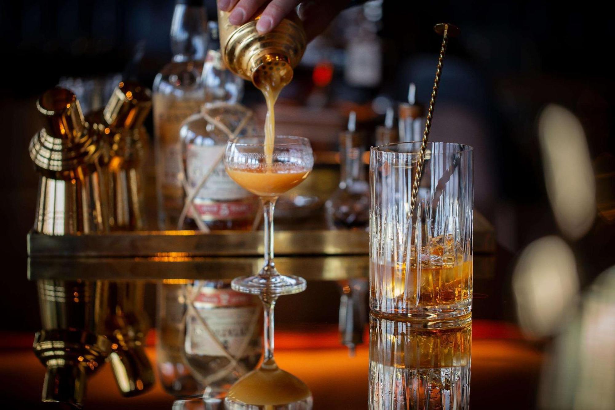 Отель Park Hyatt Окленд Экстерьер фото A bartender preparing a cocktail