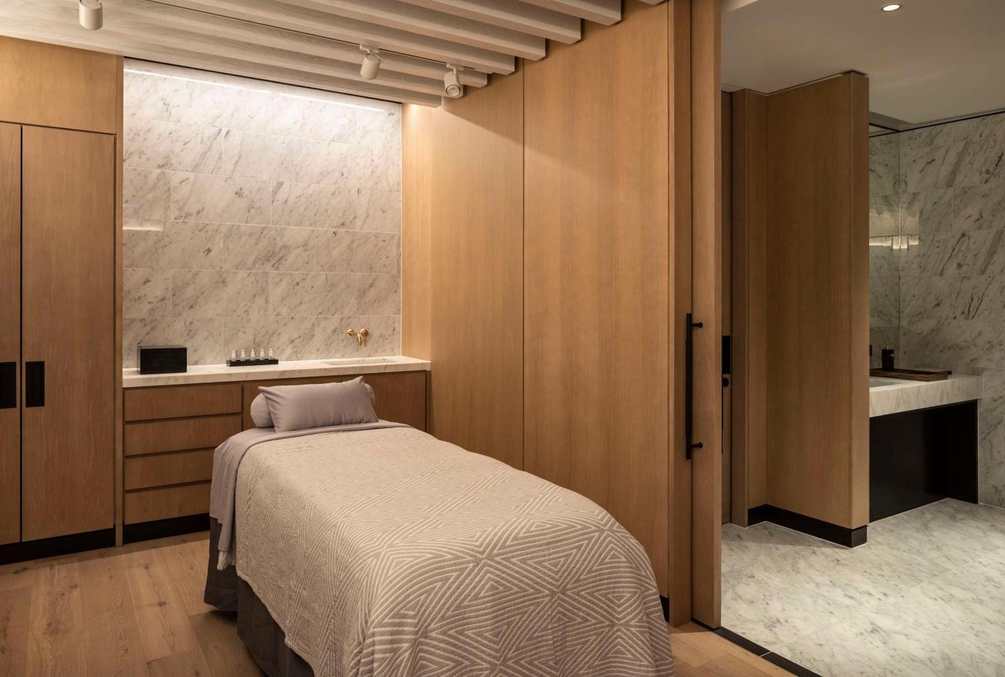 Отель Park Hyatt Окленд Экстерьер фото Treatment room at The Spa at The Standard East Village